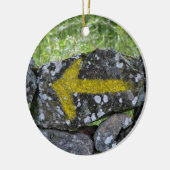 Gelber Pfeil auf Zaun-Verzierung Keramikornament (Links)