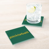 Gelber PICKLEBALL-Text für Jäger grün Glasuntersetzer (Schrägansicht)
