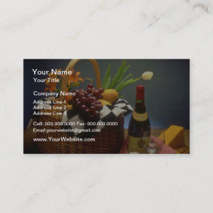 Gelber Picnic-Korb mit Wein, Käse, Brot und Visitenkarte