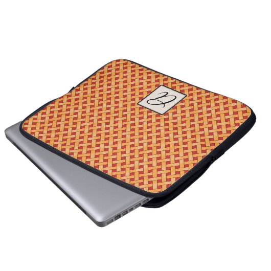 Gelber Rattan auf Custom Red mit Monogramm Laptopschutzhülle (Vorne Knopf)