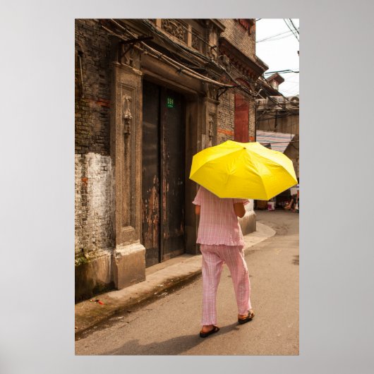 Gelber Regenschirm und ein weibliches Poster (Vorne)