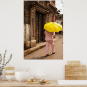 Gelber Regenschirm und ein weibliches Poster (Küche)