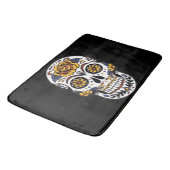 Gelber Rosenzucker-Schädel auf schwarz Badematte (Schrägansicht)