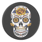 Gelber Rosenzucker-Schädel auf schwarz Eishockey Puck (Vorderseite)