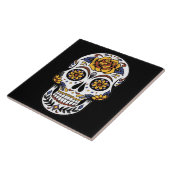 Gelber Rosenzucker-Schädel auf schwarz Fliese (Seite)