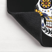 Gelber Rosenzucker-Schädel auf schwarz Mousepad (Ecke)