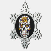 Gelber Rosenzucker-Schädel auf schwarz Schneeflocken Zinn-Ornament (Rechts)