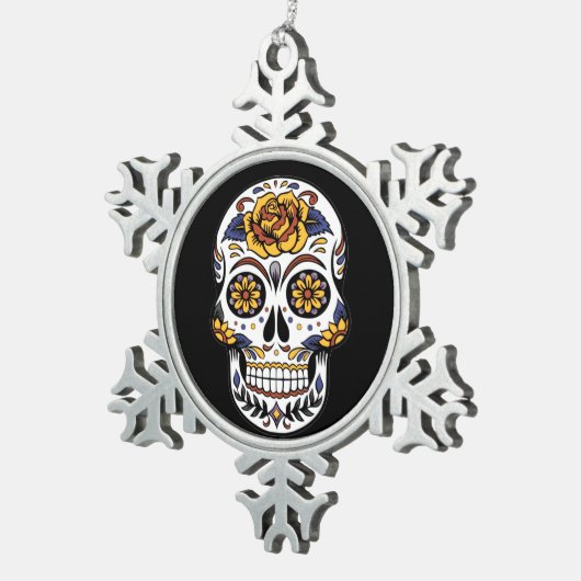Gelber Rosenzucker-Schädel auf schwarz Schneeflocken Zinn-Ornament (Rechts)