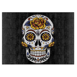 Gelber Rosenzucker-Schädel auf schwarz Schneidebrett