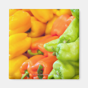 Gelber, roter und grüner Pfeffer auf Verkauf am Magnet