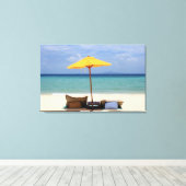 Gelber Schirm Leinwanddruck (Insitu (Holzboden))