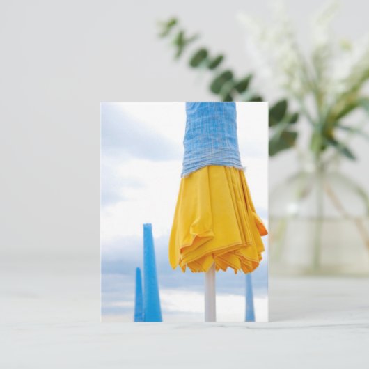 Gelber Schirm Postkarte (Stehend Vorderseite)