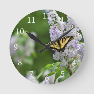 Gelber Schmetterling auf Fliederbaum Runde Wanduhr