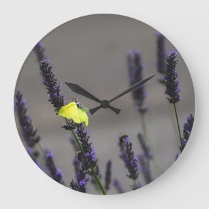 Gelber Schmetterling auf lila Lavendel Makrofoto Große Wanduhr