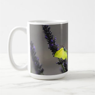 Gelber Schmetterling auf lila Lavendel Makrofoto Kaffeetasse