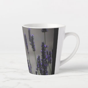 Gelber Schmetterling auf lila Lavendel Makrofoto Milchtasse