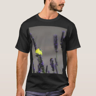Gelber Schmetterling auf lila Lavendel Makrofoto T-Shirt