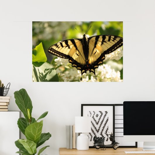 Gelber Schmetterling auf lila Print Poster (Heimbüro)