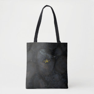 GELBER SCHMETTERLING AUF STEIN TASCHE