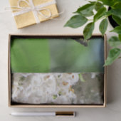 Gelber Schmetterling auf weißen Fliedern Seidenpapier (Geschenk)