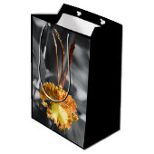 Gelber Schmetterling Orchid-Blume Mittlere Geschenktüte (Rückseite Schrägansicht)