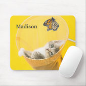 Gelber Schmetterling und Kätzchen gefangen im Netz Mousepad (Mit Mouse)