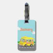 Gelber Schulbus und glücklicher Gepäckanhänger (Rückseite vertikal)