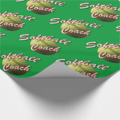 Gelber Softball-Trainer auf Feld-Grün Geschenkpapier (Ecke)