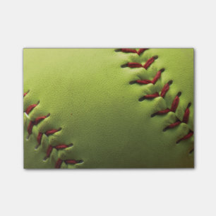 Gelber Softball verblassen, um zu schwärzen Post-it Klebezettel