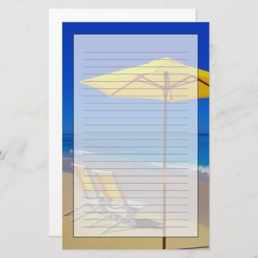 Gelber Sonnenschirm und Stühle auf unberührter Nat Briefpapier (Vorne/Hinten)
