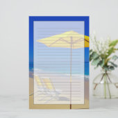 Gelber Sonnenschirm und Stühle auf unberührter Nat Briefpapier (Stehend Vorderseite)