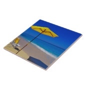 Gelber Sonnenschirm und Stühle auf unberührter Nat Fliese (Seite)