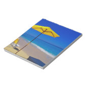 Gelber Sonnenschirm und Stühle auf unberührter Nat Notizblock (Rotiert)