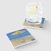 Gelber Sonnenschirm und Stühle auf unberührter Nat Steinuntersetzer (Seitenansicht)