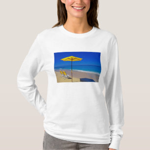 Gelber Strandsonnenschirm und Stühle auf makellose T-Shirt