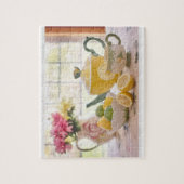 Gelber Teekessel und Blume Stillleben Foto Puzzle (Vertikal)