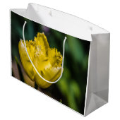 Gelber Tulip Große Geschenktüte (Rückseite Schrägansicht)