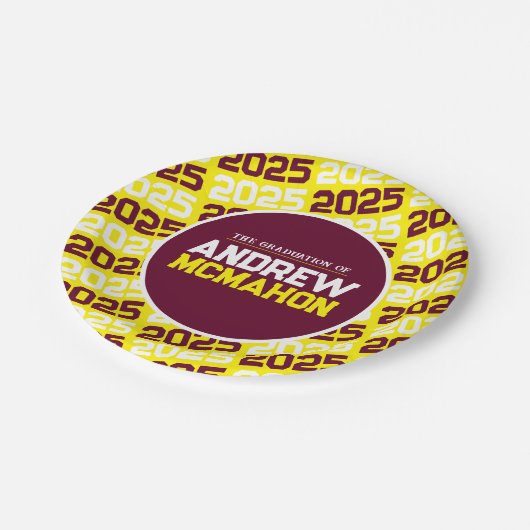Gelber und Burgunder Personalisierter Abschluss Pappteller (Schrägansicht)