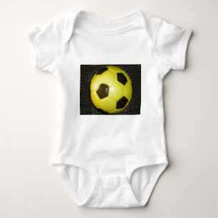 Gelber und schwarzer Fußball. Baby Strampler