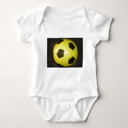 Gelber und schwarzer Fußball. Baby Strampler (Vorderseite)