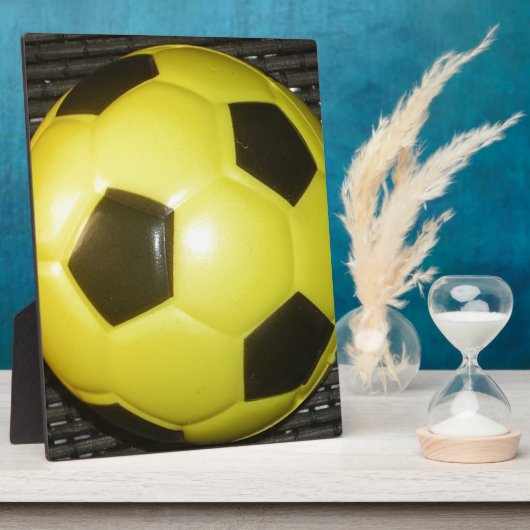 Gelber und schwarzer Fußball. Fotoplatte (Seite)