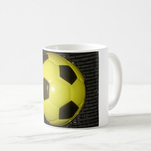 Gelber und schwarzer Fußball. Kaffeetasse (VorderseiteRechts)