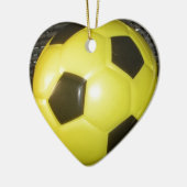 Gelber und schwarzer Fußball. Keramikornament (Links)