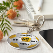 Gelber und weißer Schlüsselanhänger des Fußballs (Seite)