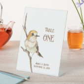 Gelber Vogel auf einem Tablett Sockelschild (In Situ)