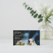 Gelber Welpe mit den braunen Ohren, die über Visitenkarte (Stehend Vorderseite)