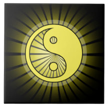 Gelber Yang über Schwarz