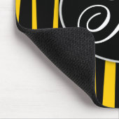 Gelber Zebra Stripes mit Monogramm Mousepads (Ecke)
