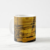 Gelbes Auto und Straßenschild Kaffeetasse (Vorderseite Links)