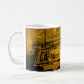 Gelbes Auto und Straßenschild Kaffeetasse (Links)